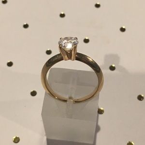 Simple & Single Diamond Ring